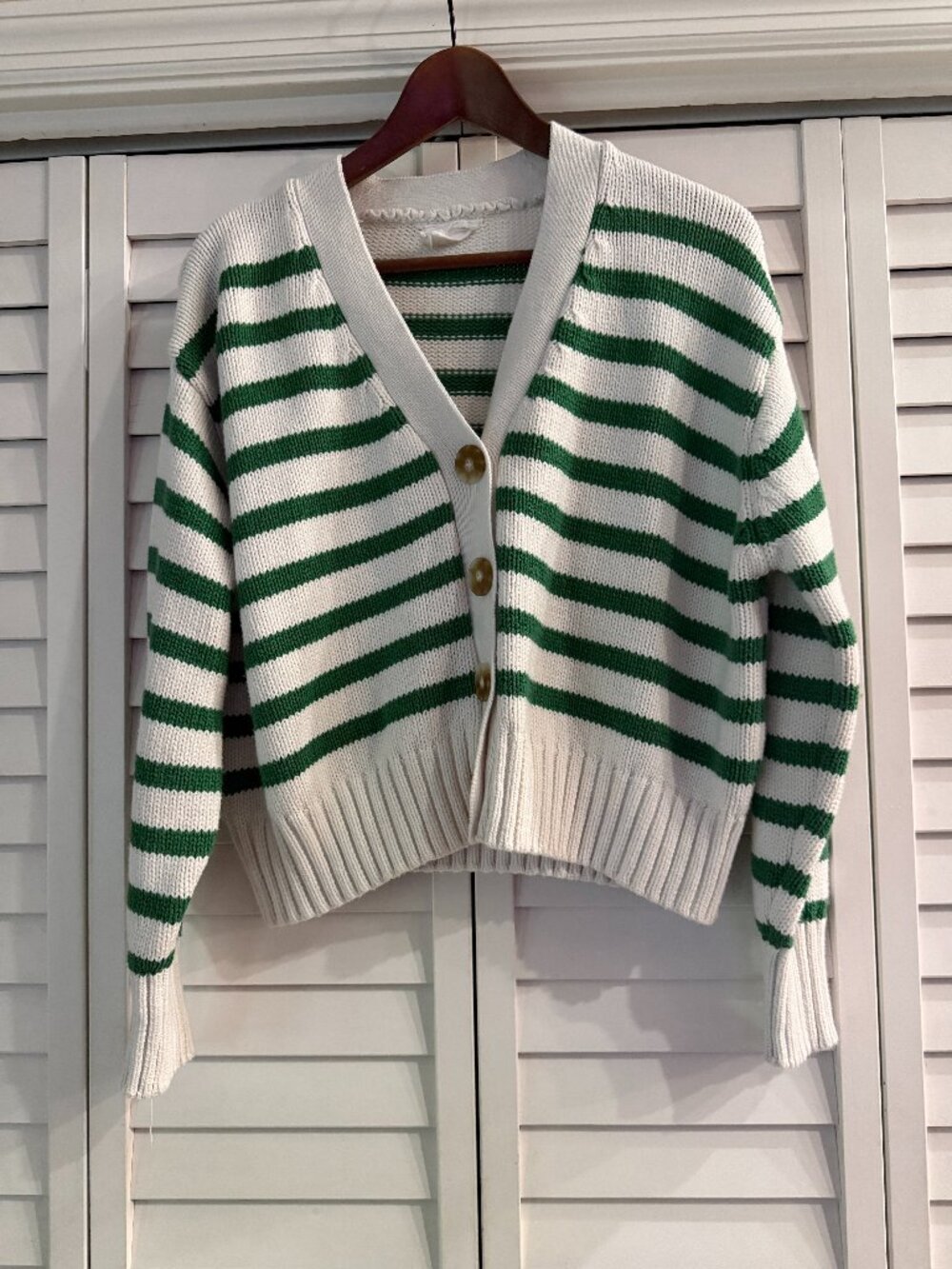 Willow & Wind Green and White Striped Cropped V-Neck Cardigan Sweater - Size M